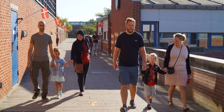 Nye 0. klasser ankommer til skolen sammen med forældre