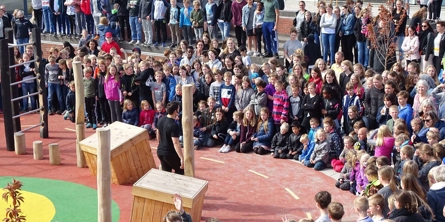 Samling ved åbning af den nye atriumgård